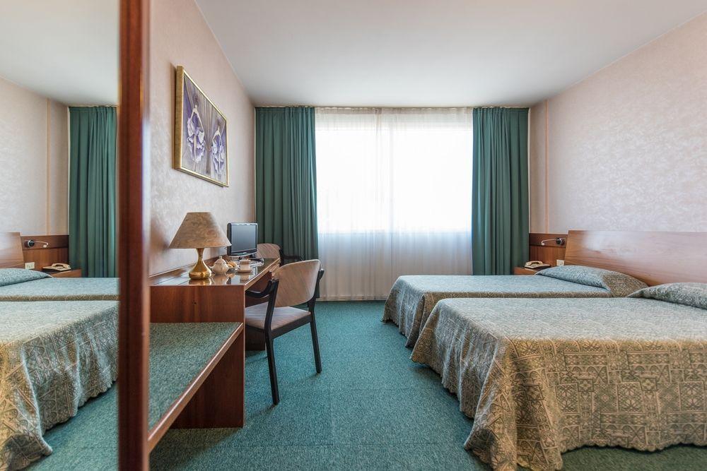 Hotel Krystal Bussolengo Bagian luar foto
