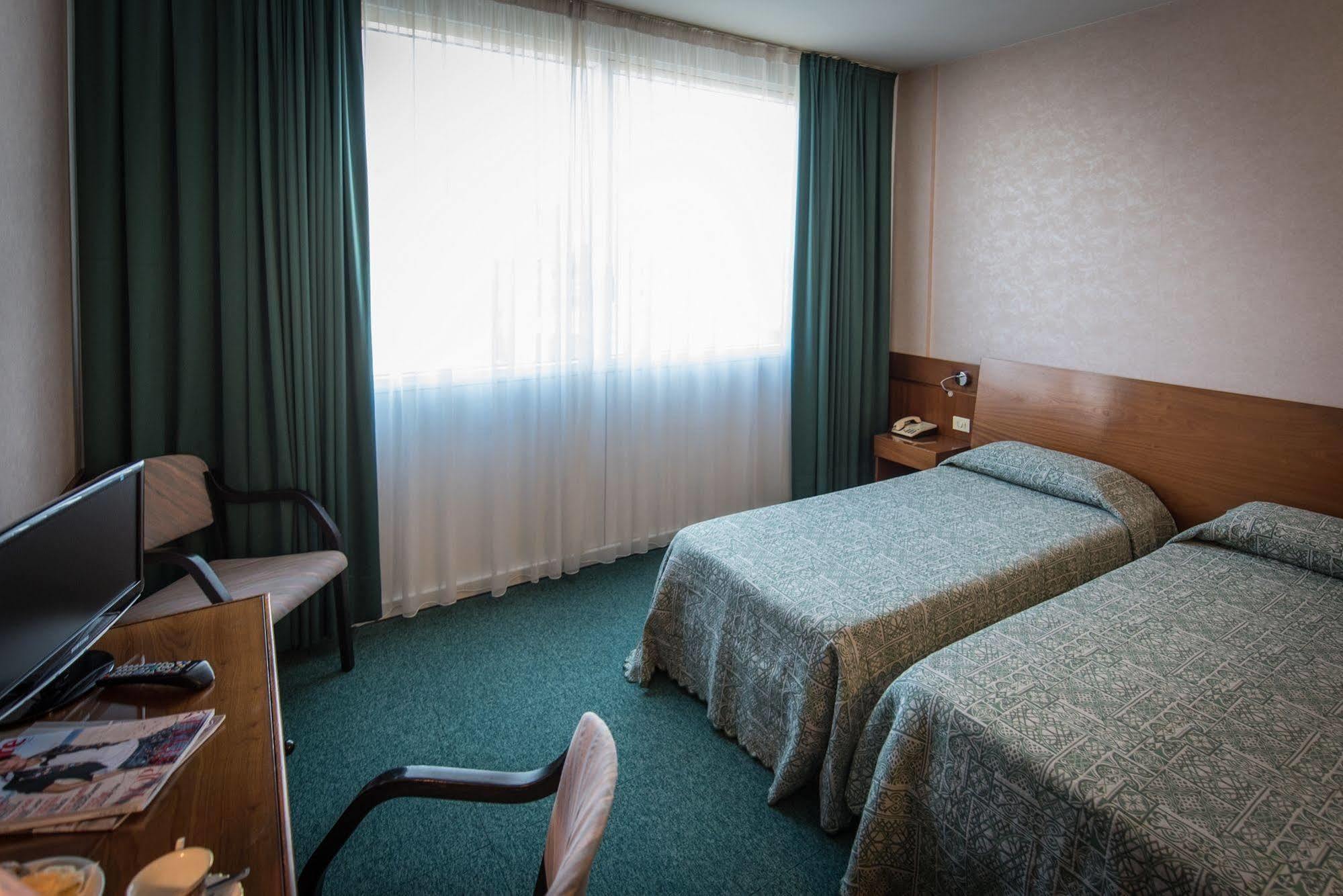Hotel Krystal Bussolengo Bagian luar foto
