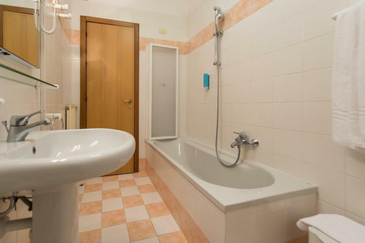 Hotel Krystal Bussolengo Bagian luar foto